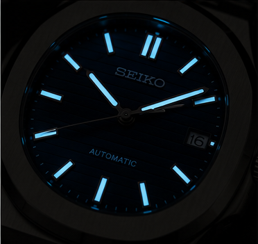 Cadran bleu lumineux d'une Seiko Mod automatique