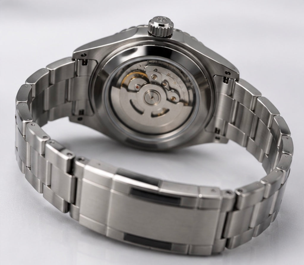 Dos et mouvement automatique d'une Seiko Mod GMT