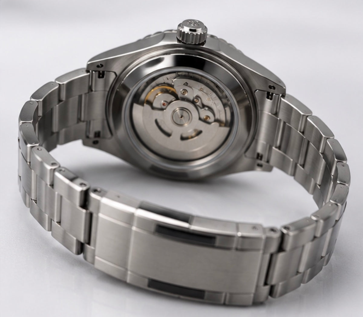 Dos et mouvement automatique d'une Seiko Mod GMT