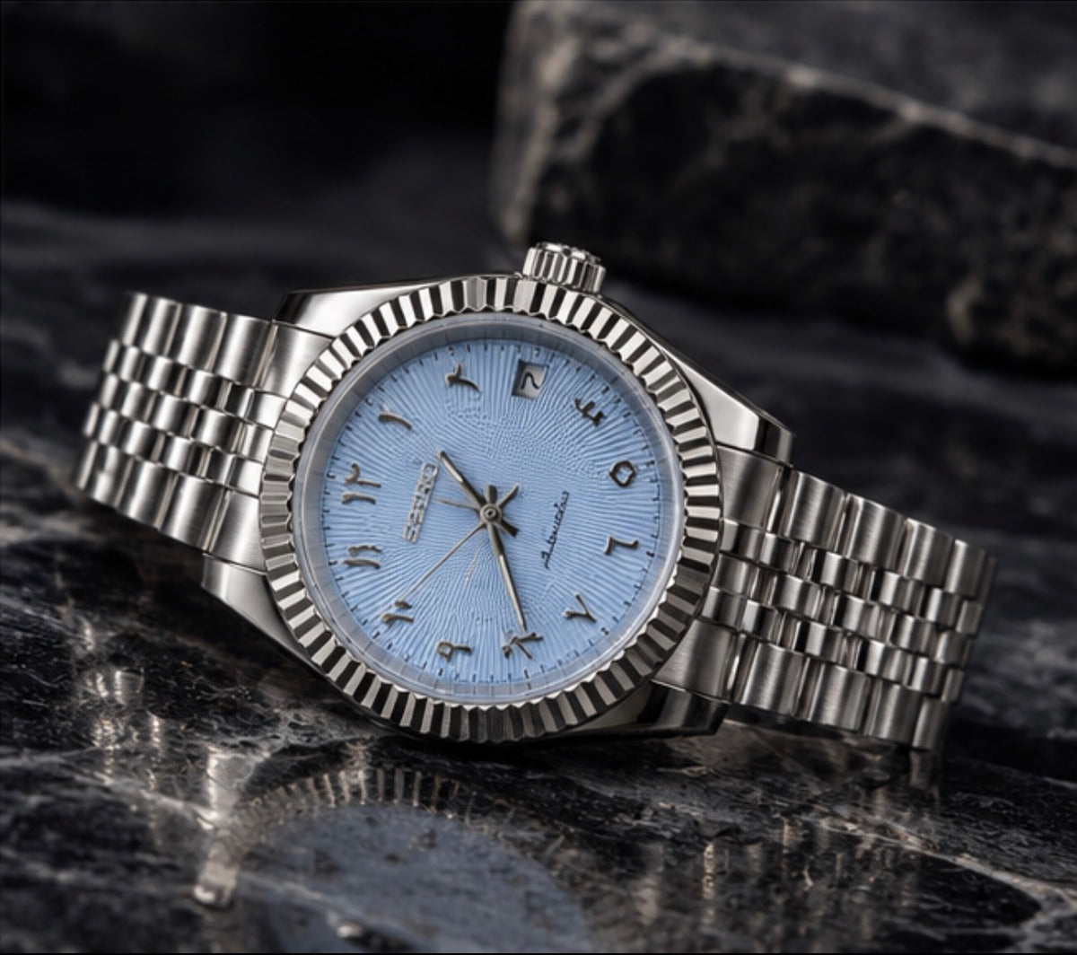 Seiko Mod Datejust Ice Blue vue sur fond noir