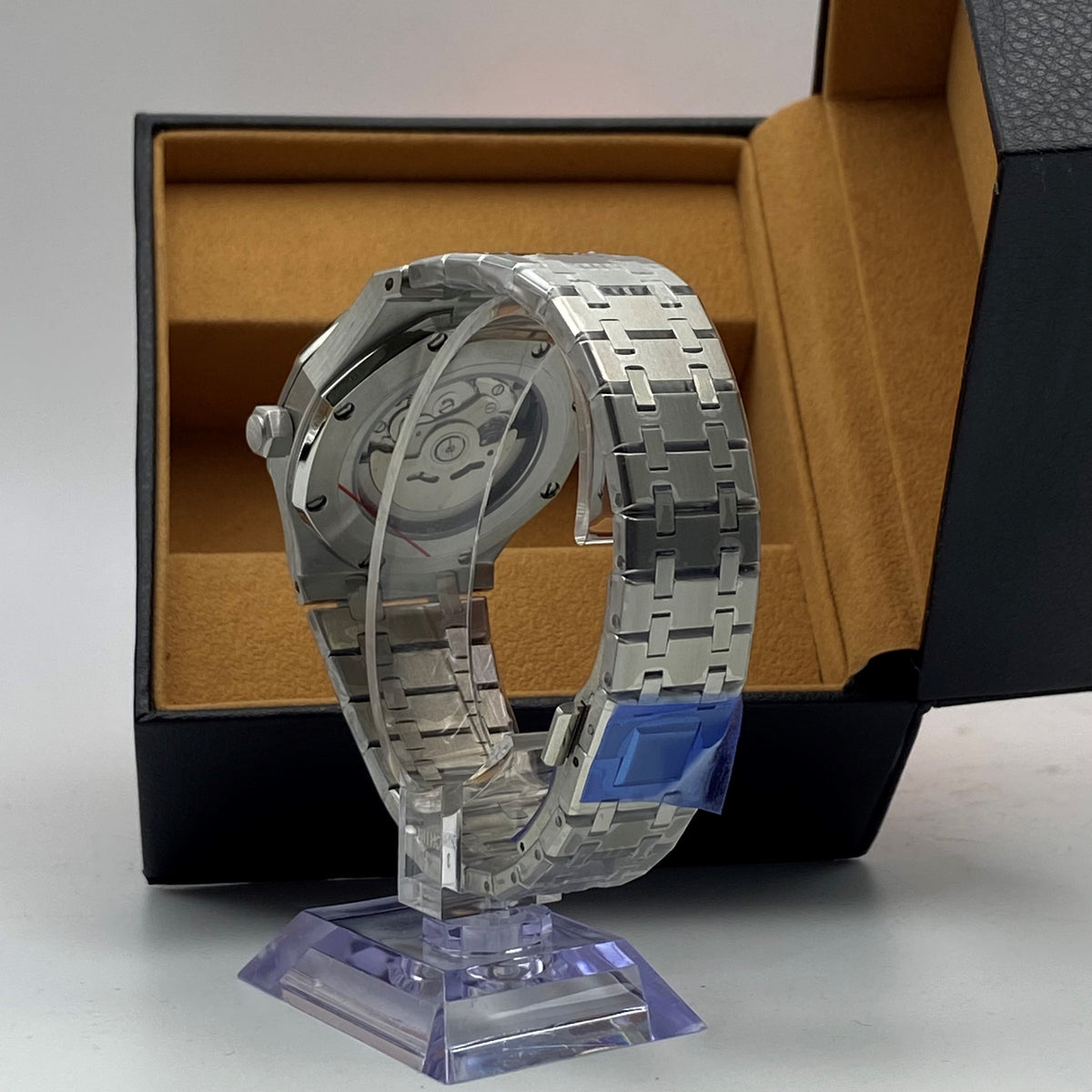     Montre Seiko Mod noire au design sport chic avec bracelet intégré