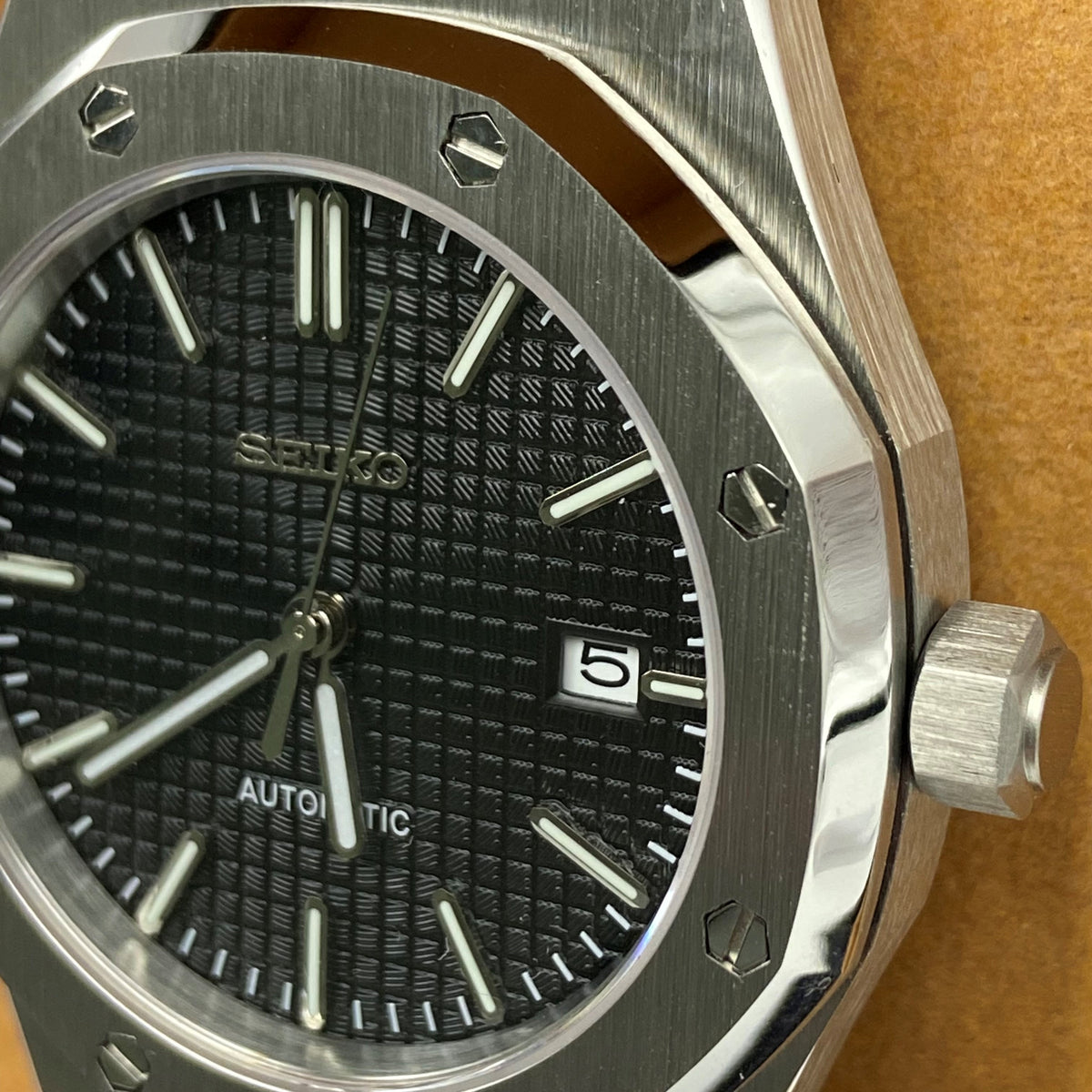     Seiko Mod noire automatique avec boîtier et bracelet intégré en acier