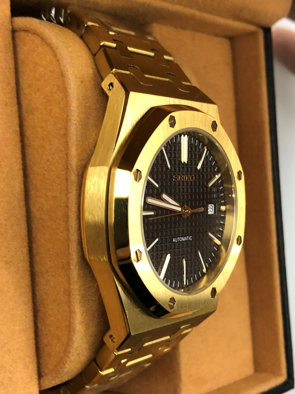 Seiko Mod dorée cadran noir vue de face dans son coffret