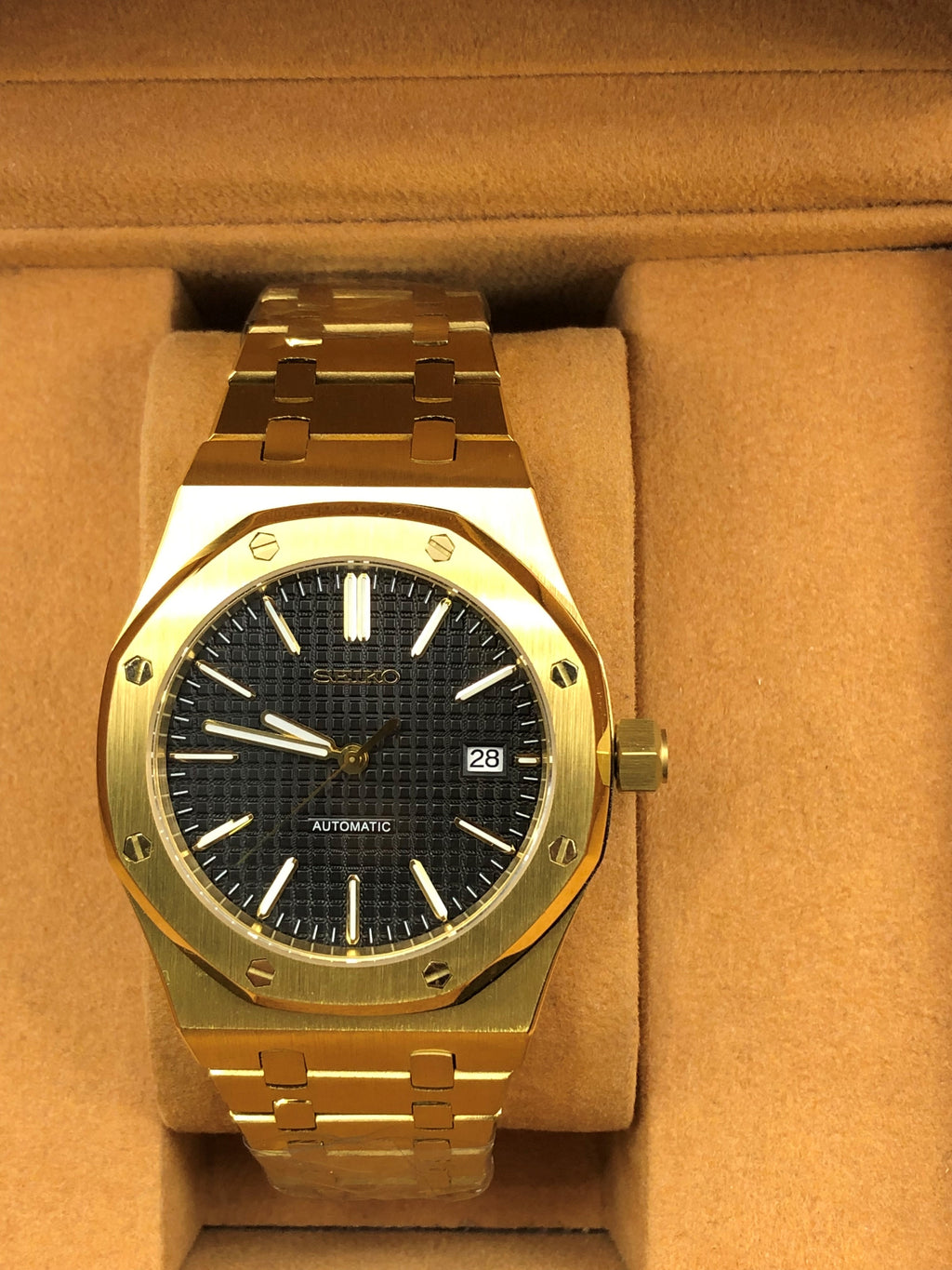 Seiko Mod dorée automatique avec cadran noir texturé présentée dans son coffret