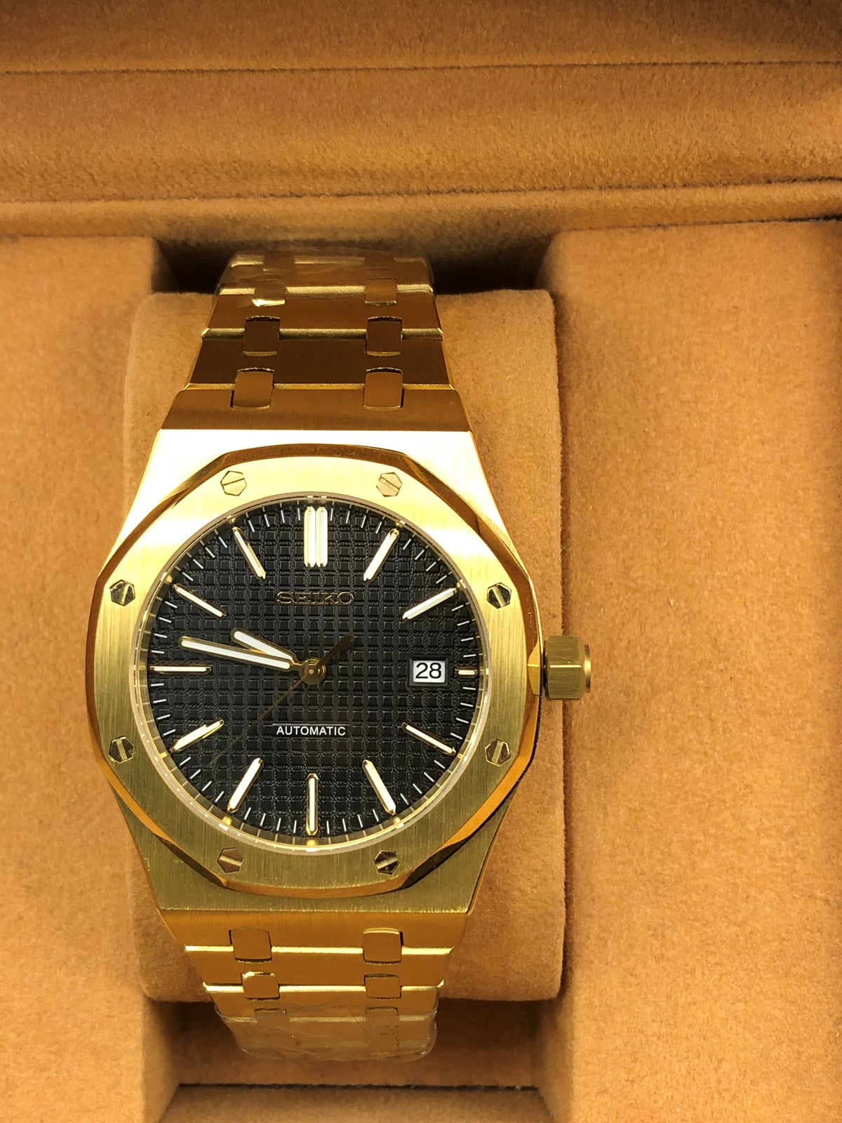 Seiko Mod dorée automatique avec cadran noir texturé présentée dans son coffret