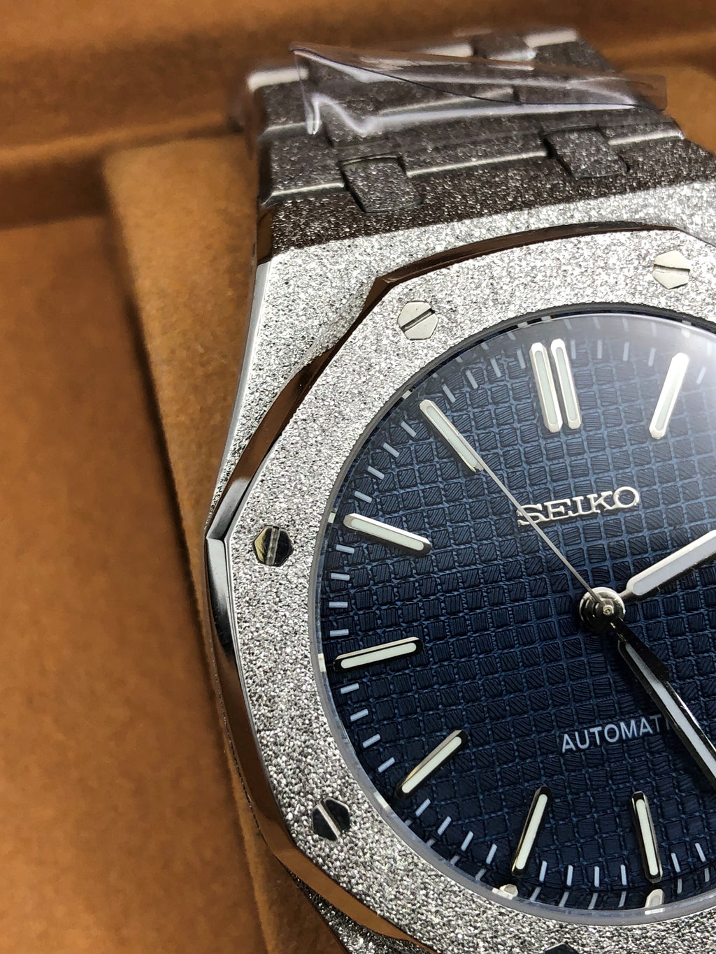 Seiko Mod bleu vue de face avec cadran texturé et affichage de la date