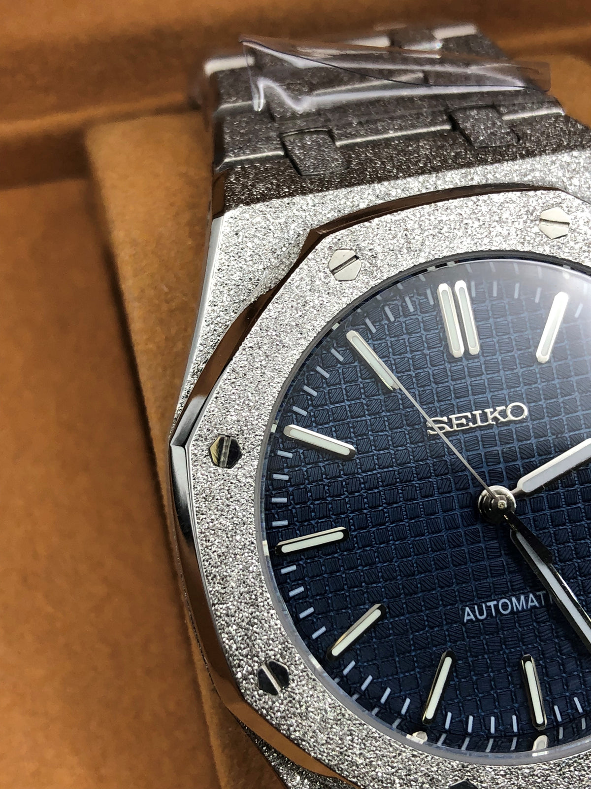 Seiko Mod bleu vue de face avec cadran texturé et affichage de la date