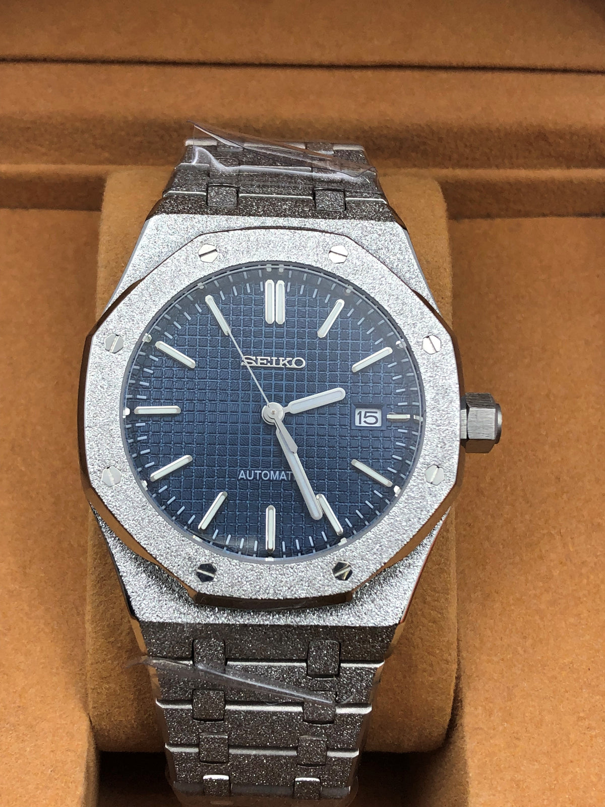 Seiko Mod bleu automatique avec cadran texturé et bracelet intégré