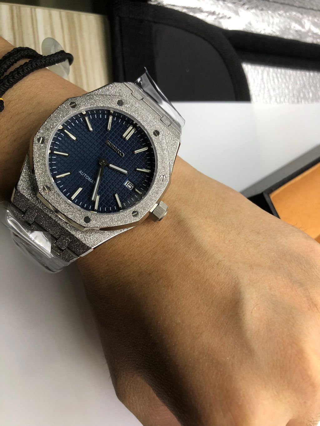 Gros plan sur le cadran bleu texturé et la lunette octogonale d'une Seiko Mod