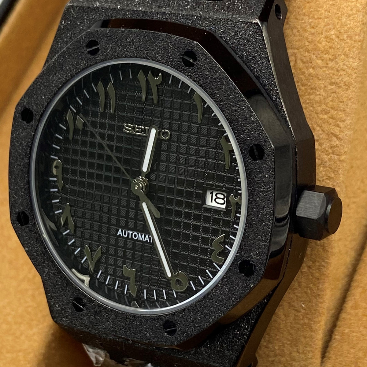 Seiko Mod noire vue de face avec cadran texturé et index dorés