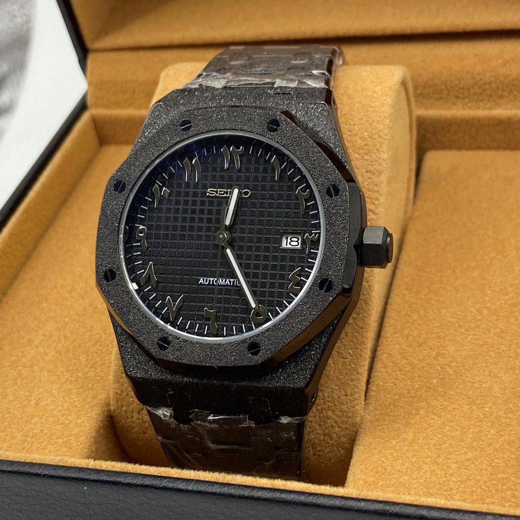 Gros plan sur la Seiko Mod noire avec boîtier octogonal et cadran texturé